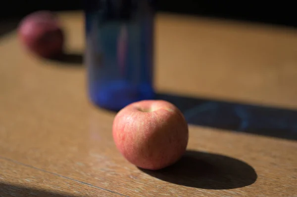 Flasche Mit Äpfeln Auf Dem Tisch — Stockfoto