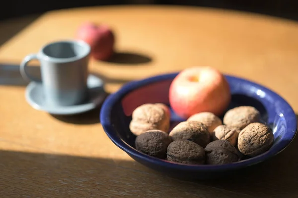 Tasse Tee Und Apfel Mit Nüssen Schüssel Auf Dem Tisch — Stockfoto