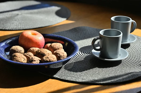 Tasse Tee Und Apfel Mit Nüssen Schüssel Auf Dem Tisch — Stockfoto