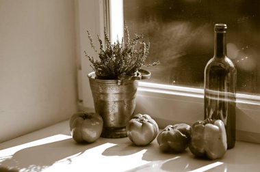 Pencere kenarında olgun biberler