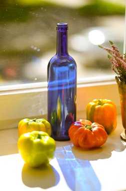 Pencere kenarında olgun biberler