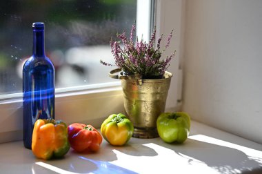 Pencere kenarında olgun biberler