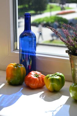 Pencere kenarında olgun biberler