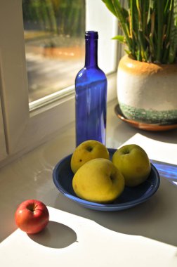 Pencere kenarında olgun elmalar