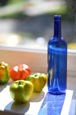 Pencere kenarında olgun biberler