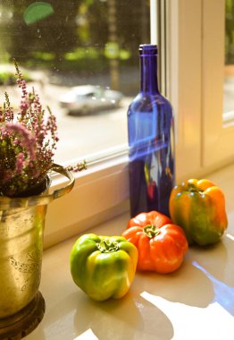 Pencere kenarında olgun biberler