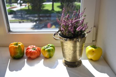 Pencere kenarında olgun biberler