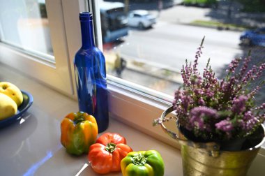 Pencere kenarında olgun biberler