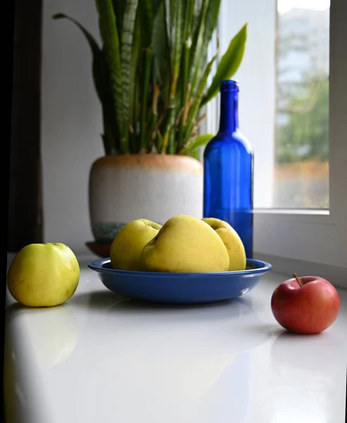 Pencere Kenarında Olgun Elmalar — Stok fotoğraf