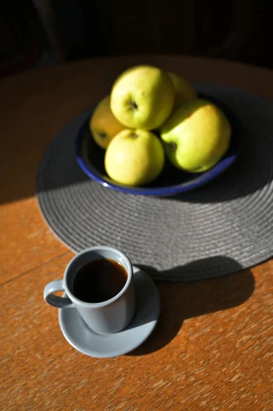 Cup Coffee Ripe Apples Bowl — Stock Photo, Image