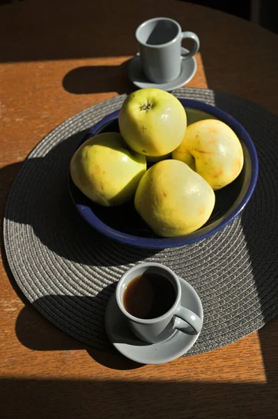 Tasse Kaffee Und Reife Äpfel Schüssel — Stockfoto