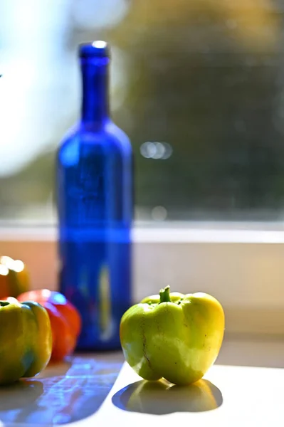 Reife Paprika Auf Fenstersiegel — Stockfoto