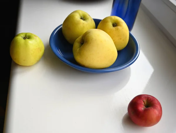 Reife Äpfel Auf Fenstersiegel — Stockfoto