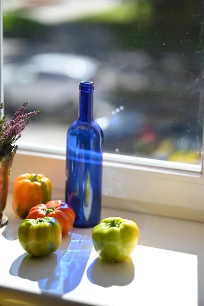 Reife Paprika Auf Fenstersiegel — Stockfoto