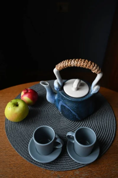 Pommes Mûres Tasses Théière Sur Table — Photo