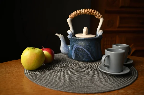 Стиглі Яблука Чашки Чайник Столі — стокове фото