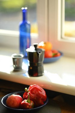 Gayzer kahve makinesi ve dolma biber. 