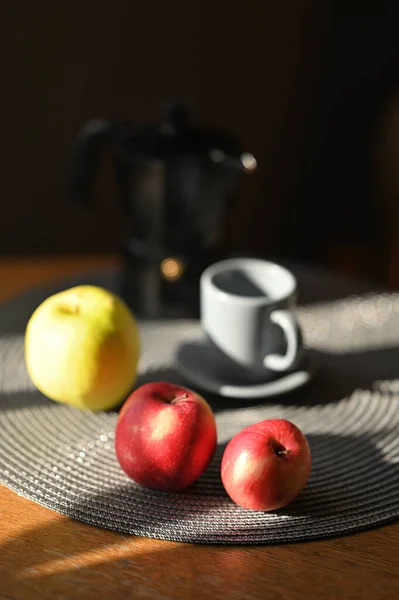 Tasse Und Äpfel Auf Dem Tisch — Stockfoto