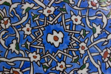 Porselen yüzeyde geleneksel tabure desenleri. Cini adı verilen geleneksel Türk taş sanatı.