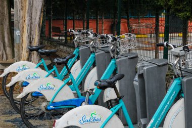 Sakarya, Türkiye - 1 Ocak 2022 Sakarya şehir bisiklet istasyonu. Şehirdeki akıllı bisiklet sistemi. Şehir bisikletleri kiralıyor. Sakarya 'da bisiklet kiralamak. Sakbis bisiklet sistemi. Kiralık bisiklet