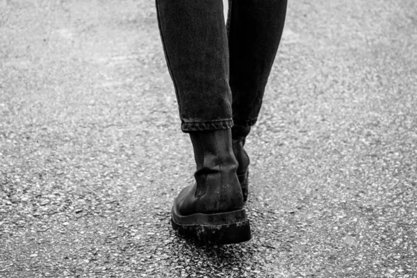 Primer Plano Zapatos Mujer Caminando Por Carretera Botas Mujer Caminando —  Fotos de Stock