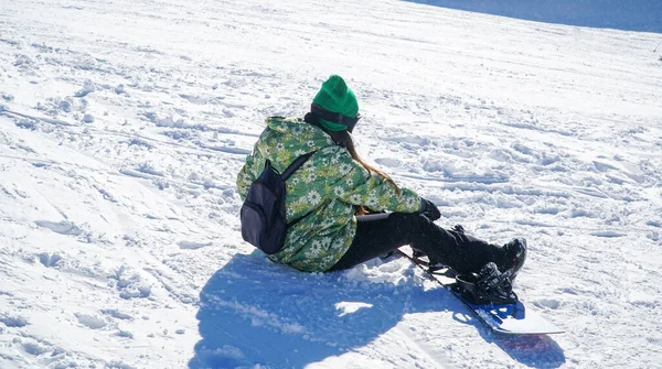 Μια Γυναίκα Snowboarder Στο Χιόνι Snowboarder Κάθεται Στο Και Ετοιμάζεται — Φωτογραφία Αρχείου