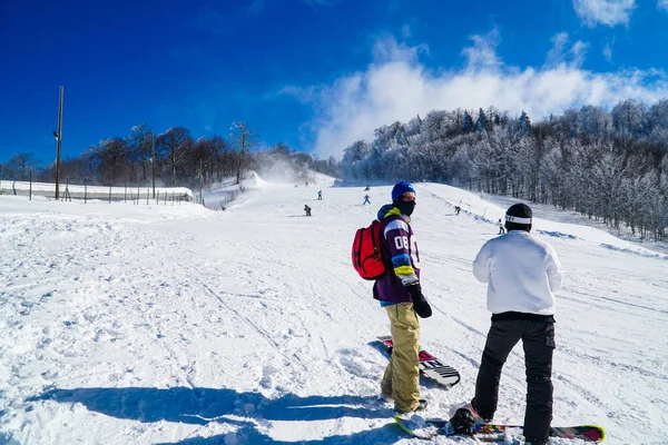 Dos Snowboarders Haciendo Snowboard Montaña Snowboarders Disfrutando Actividades Ocio Aire —  Fotos de Stock