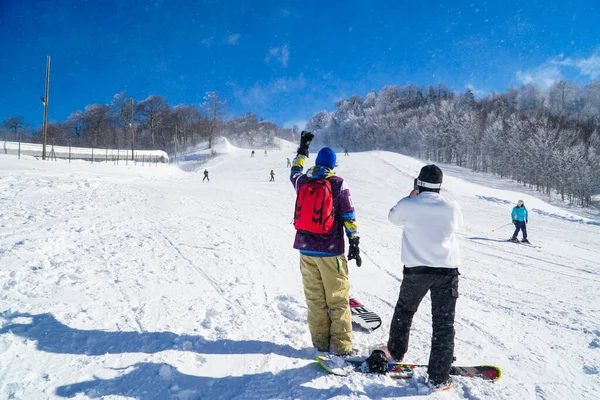 Δύο Snowboarders Snowboarding Στο Βουνό Snowboarders Απολαμβάνοντας Δραστηριότητες Αναψυχής Εξωτερικούς — Φωτογραφία Αρχείου