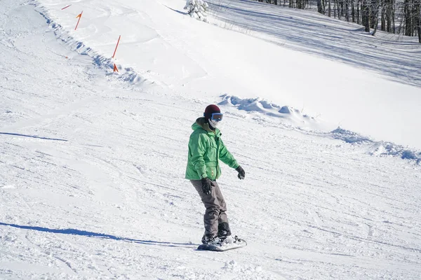 Yokuş Aşağı Serbest Stil Snowboard Yapan Kalın Elbiseli Bir Adam — Stok fotoğraf