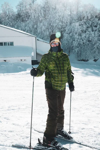 Μεσήλικας Κάνει Σκι Στην Κατηφόρα Ευτυχισμένος Μεσήλικας Ζεστά Ρούχα Που — Φωτογραφία Αρχείου