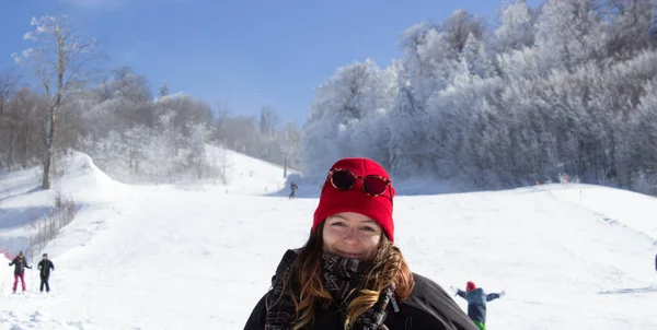 Donna Con Cappello Rosso Sorridente Abiti Caldi Divertirsi Con Neve — Foto Stock