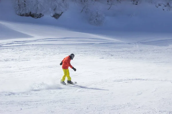 Άνδρας Ζεστά Ρούχα Κάνει Snowboarding Κατάβαση Ελεύθερο Χειμερινά Σπορ Ακραία — Φωτογραφία Αρχείου