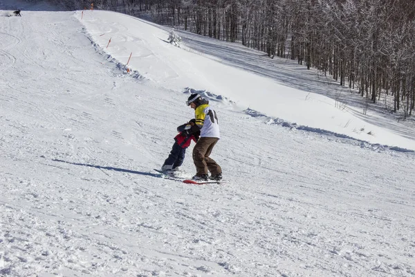 Papá Enseñando Hijo Hacer Snowboard Montaña —  Fotos de Stock