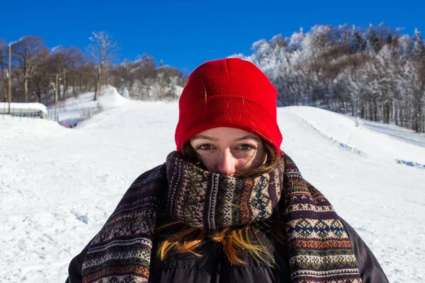 Donna Con Cappello Rosso Sorridente Abiti Caldi Divertirsi Con Neve — Foto Stock