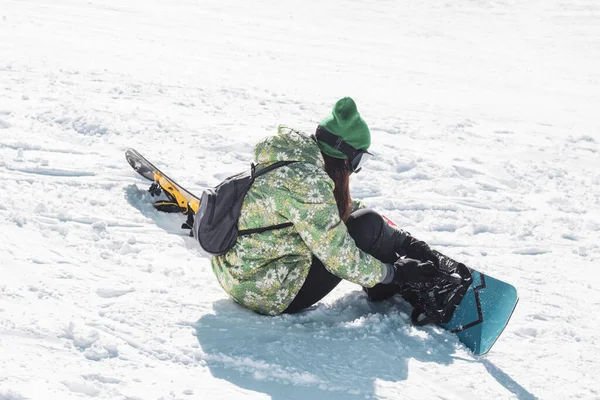 Persoon Snowboarden Bergafwaarts Skipistes Mensen Skiën Snowboarden Freestyle Het Skigebied — Stockfoto