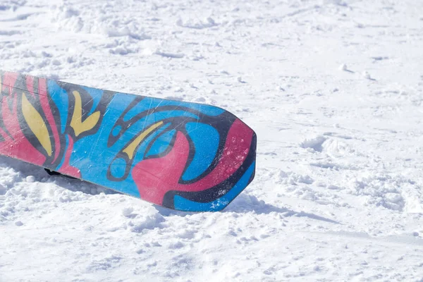 Snowboard Sul Terreno Innevato Montagna Snowboard Testa Giù — Foto Stock