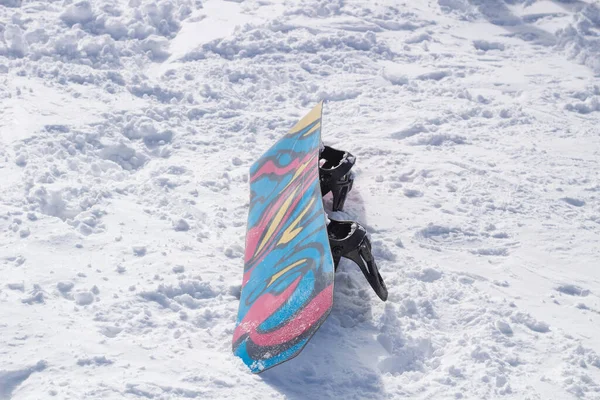 Snowboard Den Snöiga Marken Berget Snowboard Står Upp Och Ner — Stockfoto