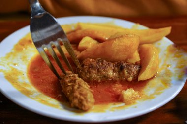 Geleneksel Türk yemekleri izmir kfte. Köfte ve patates tabakta. Tabaktaki köftelere odaklan.