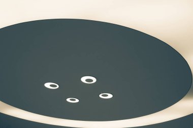 Tavanda dekoratif lambalar. Dekoratif modern yıldırım sistemi. Modern iç mekanlar. Dekoratif ışıklar