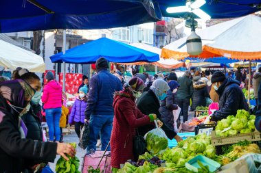 Deirmendere, Kocaeli, Türkiye - 12 Şubat 2022: İnsanlar sokaklardaki geleneksel Türk pazarında alışveriş yapıyorlar. İnsanlar pazardan taze organik meyve ve sebze satın alıyorlar. Piyasa durağı.