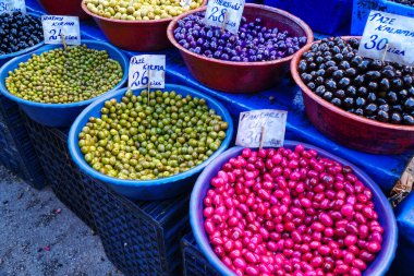 Markette renkli zeytinler. Pancar suyu ve yabanmersini suyu ile zeytin. Üzümlü zeytin suyu. Pancar suyu, zeytin kaplı.