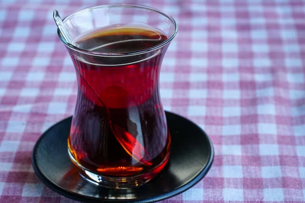 Traditioneller Türkischer Tee Auf Der Rot Gestreiften Tischdecke Nahaufnahme Von — Stockfoto