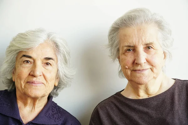 Yaşlı kadınların portresi. Gülümseyen ve kameraya bakan yaşlı kadınların portresi. Anneler Günü ve Kadınlar Günü için yaşlı kadın konsepti.