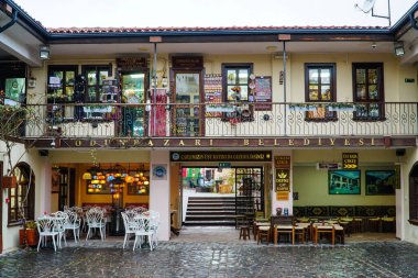 Odunpazari, Eskisehir, Türkiye - Şubat 2022: Türkiye 'de Odunpazar olarak bilinen Odunpazari' deki geleneksel Türk evleri. Evler Anadolu 'nun geleneksel dokusunu yansıtıyor.