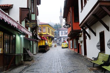 Odunpazari, Eskisehir, Türkiye - Şubat 2022: Türkiye 'de Odunpazar olarak bilinen Odunpazari' deki geleneksel Türk evleri. Evler Anadolu 'nun geleneksel dokusunu yansıtıyor.