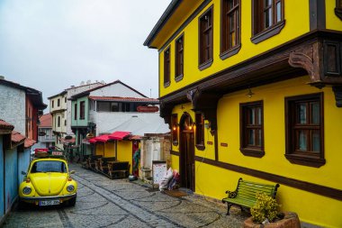 Odunpazari, Eskisehir, Türkiye - Şubat 2022: Türkiye 'de Odunpazar olarak bilinen Odunpazari' deki geleneksel Türk evleri. Evler Anadolu 'nun geleneksel dokusunu yansıtıyor.