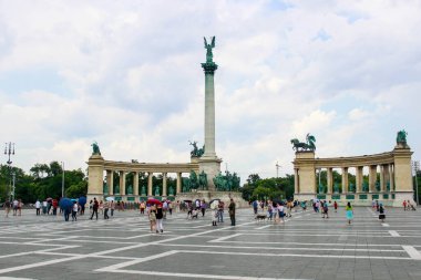 Budapeşte, Macaristan - 1 Haziran 2021: Budapeşte Macaristan 'da Kahramanlar Meydanı. Turistler tarihi kent simgelerini geziyorlar