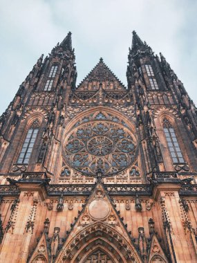 Prag, Çek Cumhuriyeti - 26 Aralık 2021: Prag Kalesinde Aziz Vitus Katedrali