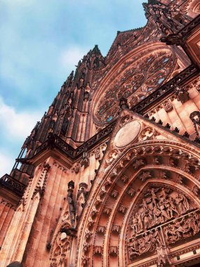 Prag, Çek Cumhuriyeti - 26 Aralık 2021: Prag Kalesinde Aziz Vitus Katedrali