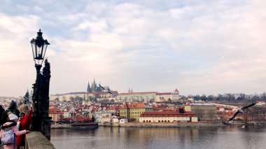 Prag, Çek Cumhuriyeti - 27 Aralık 2021: Prag panoramik görüşü. Prag şehrinin manzarası